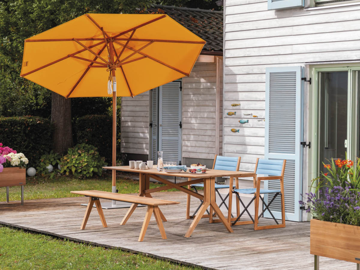 sonnig gelber Weishäupl Sonnenschirm aus Holz (Teak) für Terrasse und Garten