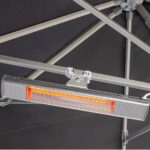 Ein per Kletthalterung an einem Sonnenschirm befestigter Heitzstrahler