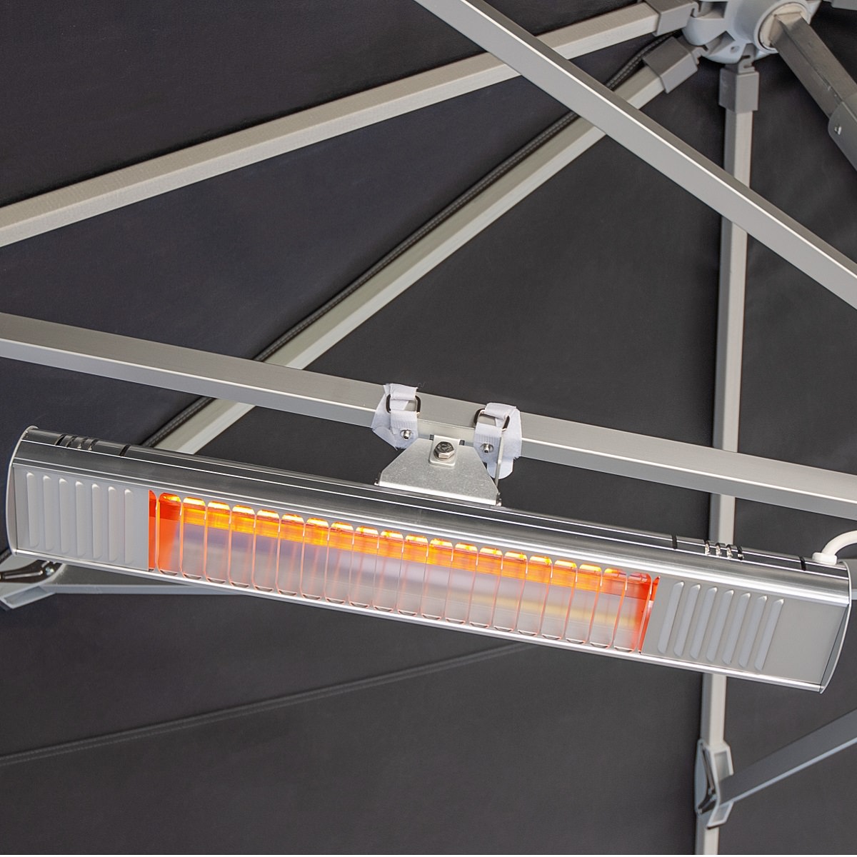 Ein per Kletthalterung an einem Sonnenschirm befestigter Heitzstrahler