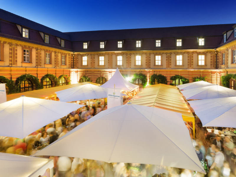 Große Sonnenschirme anfragen und kaufen. Bestes Angebot, volle Prograamm-Auswahl.