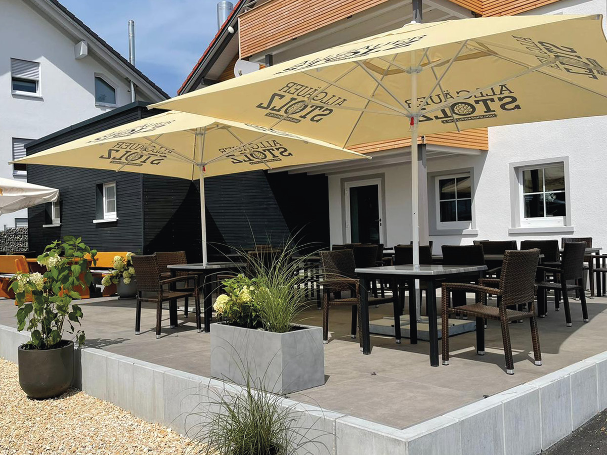professioneller Sonnenschirm auf einer Cafe-Terrasse (Image-Line-Push)