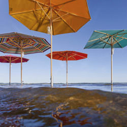 Holz-Sonnenschirme direkt kaufen oder anfragen, Beispielbild Meer