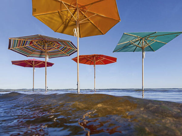 Holz-Sonnenschirme direkt kaufen oder anfragen, Beispielbild Meer