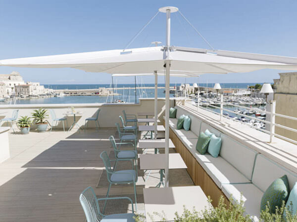Hotel-Sonnenschirme direkt kaufen oder anfragen, Beispielbild Hotel Dachterrasse