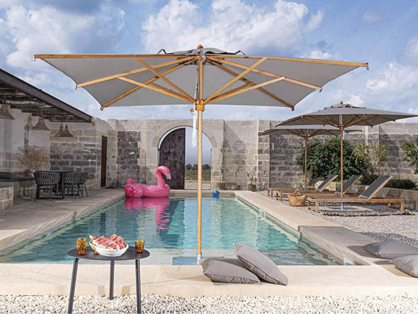 Hotel-Sonnenschirme direkt kaufen oder anfragen, Beispielbild Hotel Pool