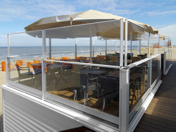Wind- und Wetterschutz- Sonnenschirme direkt kaufen oder anfragen, Beispielbild Strand