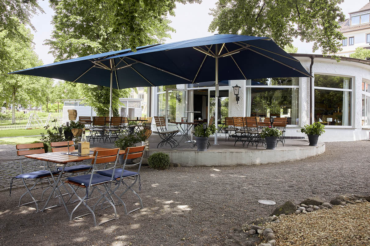 blauer 5x10m Zelt Sonnenschirm vor einem Lokal am Bodensee, ideal für die Gastronomie
