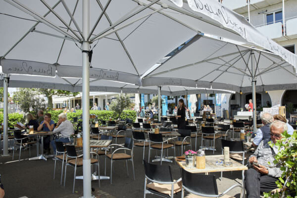 riesiger Zelt-Sonnenschirm von unten gesehen