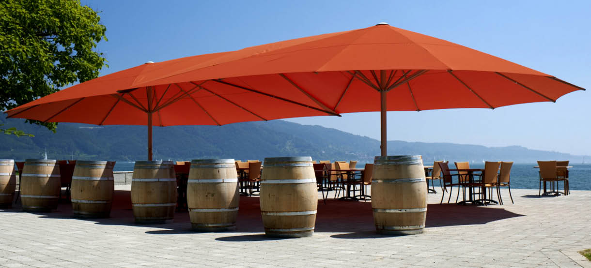 riesen Zelt Sonnenschirm in Rot am Bodensee