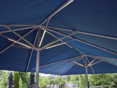 von innen gesehen: blauer 5x10m Zelt Sonnenschirm mit Tischbeleuchtung bzw Sonnenschirm-Beleuchtung