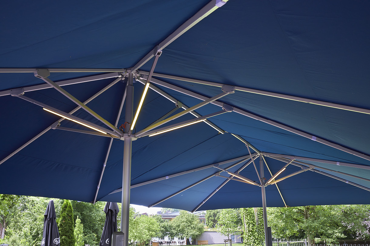 von innen gesehen: blauer 5x10m Zelt Sonnenschirm mit Tischbeleuchtung bzw Sonnenschirm-Beleuchtung