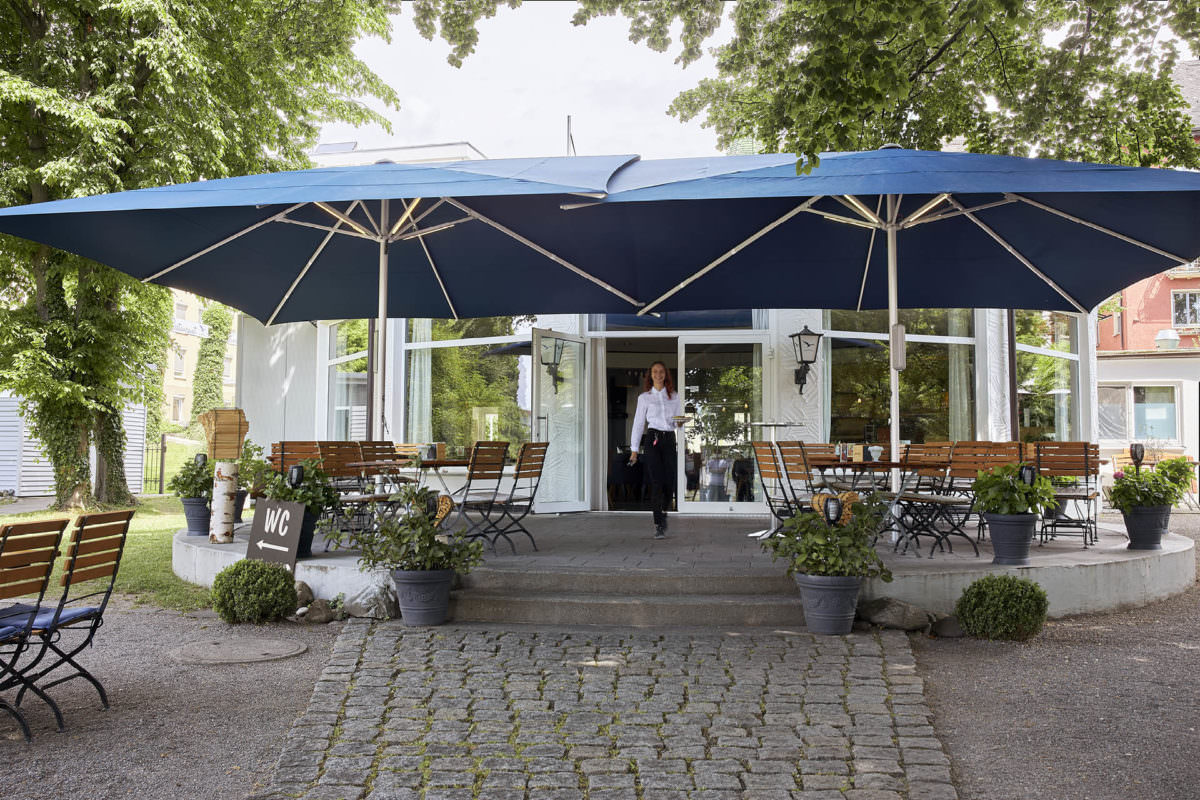 blauer 5x10m Zelt Sonnenschirm vor einem Lokal am Bodensee, ideal für die Gastronomie