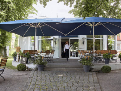 blauer 5x10m Zelt Sonnenschirm vor einem Lokal am Bodensee, ideal für die Gastronomie