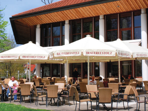 Gastro-Line_rund_mit_Aufdruck_der_Brauerei_Stolz_auf_lebhafter_Terrasse