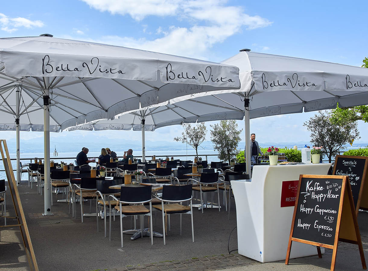 riesige Sonnenschirme für Café & Restaurant, hier am Bodensee (Gastronomie)