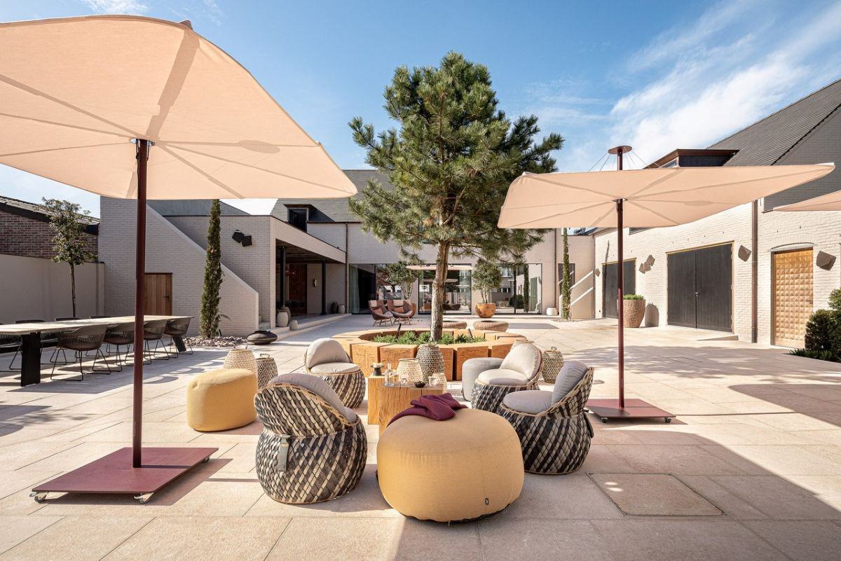 Umbrosa beige Umbrosa Sonnenschirme und Sitzmöblierung.