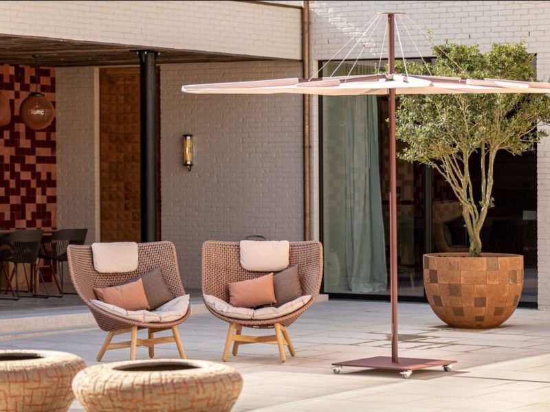 Umbrosa Sonnenschirm und Sessel.