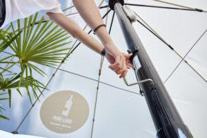 Sonnenschirm mit Kurbelantrieb in weiß.