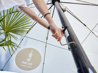 Sonnenschirm mit Kurbelantrieb in weiß.