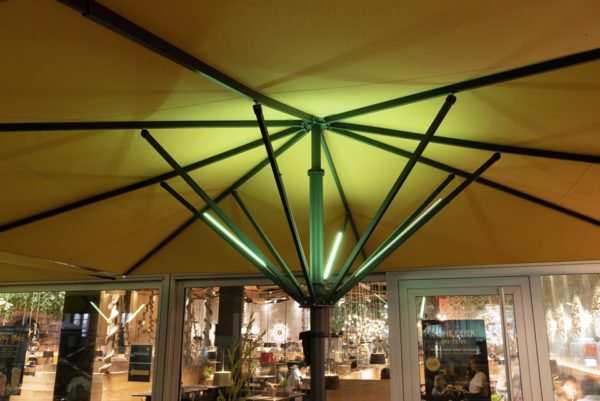 Grün leuchtende LUME-1 Sonnenschirmbeleuchtungen.