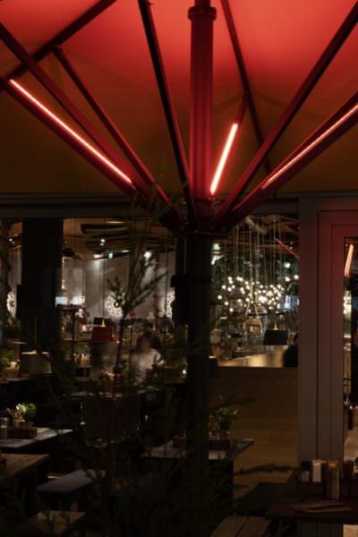 Rot leuchtende LUME-1 Sonnenschirmbeleuchtungen.