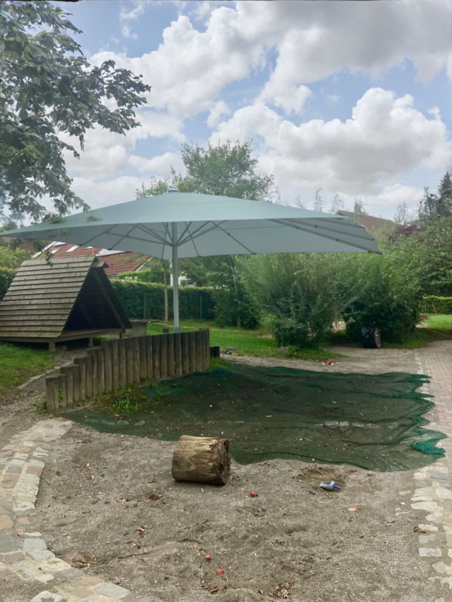 Der katholische Kindergarten Maria Himmel mit großem Exzentrischen Sonnenschirm.