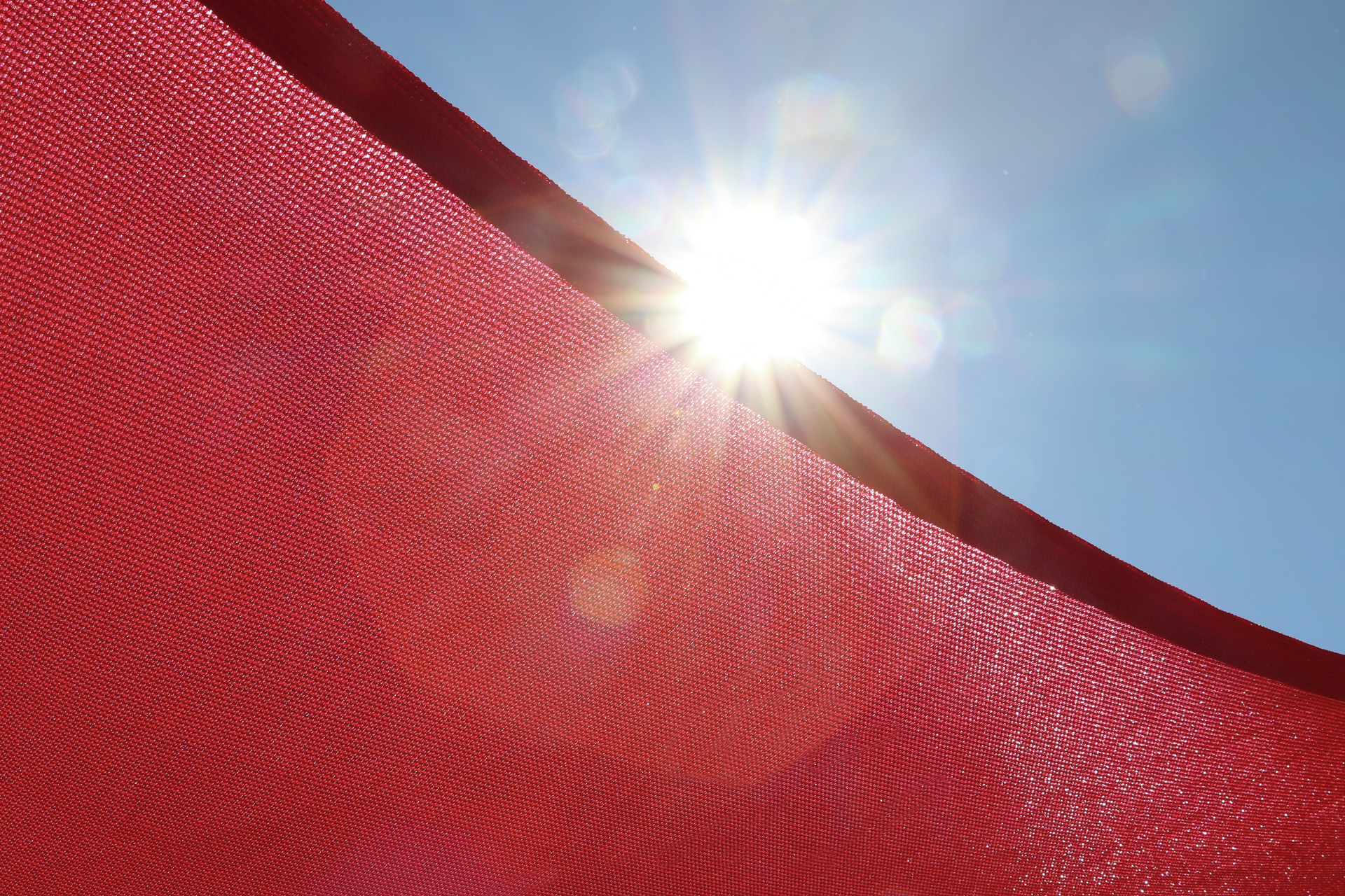Roter Sonnenschirm in der Sonne.