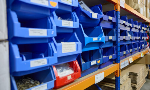 "Fächerlager" mit Verpackungen und Sonnenschirmzubehör